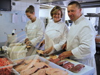 NAJAC -  restaurant hôtel "l'Oustal del Barry" : la cuisine (le chef Rémy Simon et deux stagiaires australiennes de Melbourne apprenant à cuisiner le canard gras)