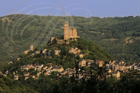 NAJAC -  la forteresse royale (XIIe et XIIIe siècles) dominant le village (face est)