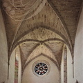 NAJAC - église Saint-Jean l'Évangéliste : la nef et la porte principale surmontée de la rosace du XVIe siècle