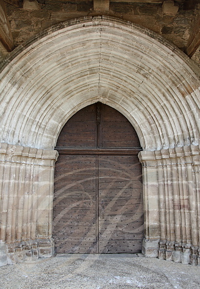 NAJAC - église Saint-Jean l'Évangéliste (XIIIe siècle) : la porte principale encadrée d'arcs brisés