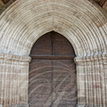 NAJAC - église Saint-Jean l'Évangéliste (XIIIe siècle) : la porte principale encadrée d'arcs brisés