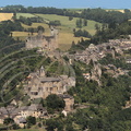 NAJAC - la forteresse royale (XIIe et XIIIe siècles) face ouest dominant l'église Saint-Jean l'Évangéliste - à droite : le village