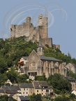 NAJAC - la forteresse royale (XIIe et XIIIe siècles) face ouest dominant l'église Saint-Jean l'Évangéliste et le quartier de la Pause