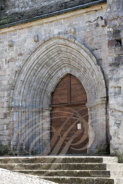 NAJAC - église Saint-Jean l'Évangéliste (XIIIe siècle) : la porte latérale encadrée d'arcs brisés