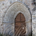 NAJAC - église Saint-Jean l'Évangéliste (XIIIe siècle) : la porte latérale encadrée d'arcs brisés