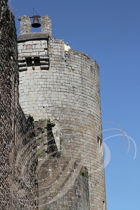NAJAC - la forteresse royale : le donjon de 40 mètres surplombé par une bretèche abritant un mouvement d'horlogerie