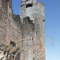 NAJAC - la forteresse royale : le donjon de 40 mètres surplombé par une bretèche abritant un mouvement d'horlogerie - dessous : les archères hautes de 6,80 mètre (uniques au monde) 