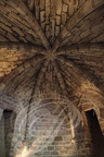 NAJAC - la forteresse royale : le donjon (la salle d'armes du donjon : la voûte en croisée d'ogives)