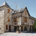 NAJAC - la place du Faubourg (XIIIe et XIVe siècles) - coté sud : bâtiment de l'Office de Tourisme