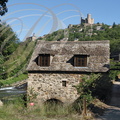 NAJAC_moulin_au_bord_de_l_Aveyron_sur_le_cote_sud_du_villlage_au_fond_l_eglise_Saint_Jean_l_Evangeliste_et_la_forteresse_royale.jpg