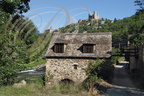 NAJAC - moulin au bord de l'Aveyron sur le coté Sud du villlage - au fond : l'église Saint-Jean l'Évangéliste et la forteresse royale