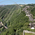 NAJAC - point de vue depuis la face Est de la forteresse royale sur le village dominant à gauche la vallée de l'Aveyron