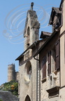 NAJAC - église Saint-Barthélémy (XIVe siècle) : façade et clocher - au fond : la forteresse royale