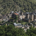 NAJAC - le village (face sud - à gauche : la maison du Gouverneur)