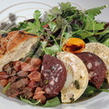 Salade albigeoise au "melsat" (boudin blanc du Tarn), "bougnettes" poêlées de Lacaune, boudin galabart et radis au "fetché" (foie de porc salé déglacé au vinaigre (restaurant "Le Lautrec" à  Albi - 81)