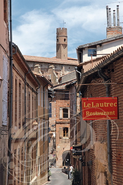 ALBI_rue_Toulouse_Lautrec_enseigne_du_restaurant_Le_Lautrec_au_fond_clocher_de_l_eglise_Saint_Salvi.jpg