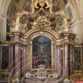 LAUTREC - collégiale Saint-Rémy : le maitre-autel en marbre de Caunes Minervois, surmonté d'un retable encadré d'un baldaquin en bois doré soutenu par 4 colonnes en mabre de Caunes