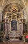 LAUTREC - collégiale Saint-Rémy : le maitre-autel en marbre de Caunes Minervois, surmonté d'un retable encadré d'un baldaquin en bois doré soutenu par 4 colonnes en mabre de Caunes