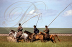 CHINE (MONGOLIE INTÉRIEURE) - cavaliers et leur "uurga" (ou"ourga") : perches pour capturer les chevaux