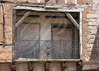 LAUTREC - Place Centrale : balcon en fer forgé