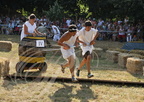 EAUZE - FESTIVAL GALOP ROMAIN 2015 - la course de chars à traction humaine (passage d'un obstacle)