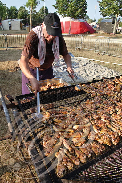 EAUZE - FESTIVAL GALOP ROMAIN 2015 - le banquet romain : poulet sur le grill