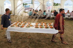 EAUZE - FESTIVAL GALOP ROMAIN 2015 - le banquet des sangliers à la broche : arrivée des entrées (billes de melon, gésiers de canard confits, jambon de pays et crudités