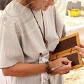EAUZE - FESTIVAL GALOP ROMAIN 2015 - le village des artisans : l'écriture sur les tablettes garnies de cire d'abeille