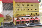 EAUZE - FESTIVAL GALOP ROMAIN 2015 - le village des artisans : maquette d'un immeuble urbain avec au rez de chaussée les boutiques, au premier étage les demeures des artisans,  au-dessus les logements des serviteurs et esclaves