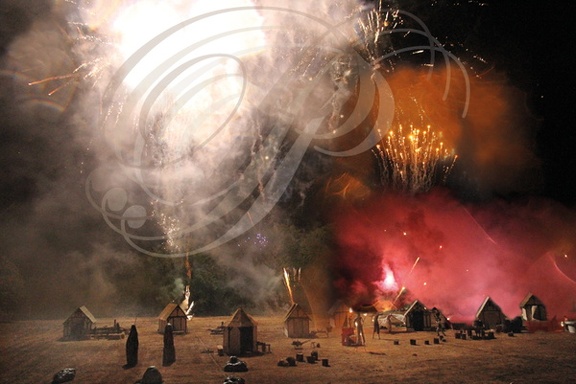 EAUZE - FESTIVAL GALOP ROMAIN 2015 - spectacle pyroscénique : les contes magiques d'Ellwyn (le feu d'artifices final)   
