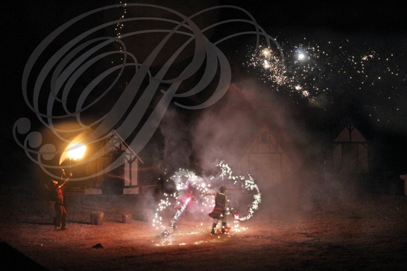 EAUZE - FESTIVAL GALOP ROMAIN 2015 - spectacle pyroscénique : les contes magiques d'Ellwyn (le feu d artifices final)    
