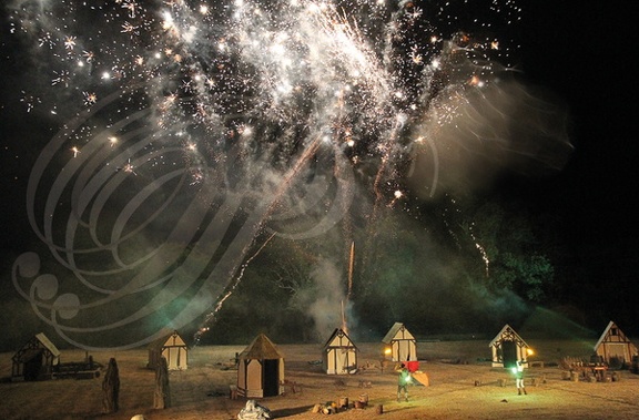 EAUZE - FESTIVAL GALOP ROMAIN 2015 - spectacle pyroscénique : les contes magiques d'Ellwyn (le feu d artifices final)     
