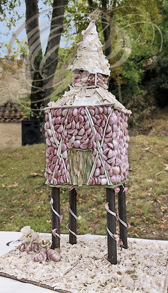 LAUTREC - fête de l'ail rose : concours de compositions artistiques (le pigeonnier à lanternon)