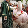 LAUTREC - fête de l'ail rose : Thierry Bardou, membre de la confrérie de l'ail de Lautrec et maire de Lautrec face à la mascotte de l'ail de Lautrec