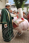 LAUTREC - fête de l'ail rose : Thierry Bardou, membre de la confrérie de l'ail de Lautrec et maire de Lautrec face à la mascotte de l'ail de Lautrec