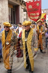 LAUTREC - fête de l'ail rose : procession des confréries dans la ville (Commanderie des Vins de Faugères - 34)