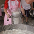 LAUTREC - fête de l'ail rose : la soupe à l'ail (transvasement dans un petit faitout pour la distribution)