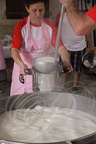 LAUTREC - fête de l'ail rose : la soupe à l'ail (transvasement dans un petit faitout pour la distribution)