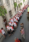 LAUTREC - fête de l'ail rose : concours de la plus longue manouille (le transport dans la rue du Mercadial)