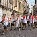 LAUTREC - fête de l'ail rose : concours de la plus longue manouille (le transport dans la rue du Mercadial) 
