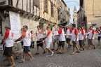 LAUTREC - fête de l'ail rose : concours de la plus longue manouille (le transport dans la rue du Mercadial) 