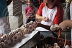 LAUTREC - fête de l'ail rose : concours de la plus longue manouille (la fabrication)   