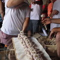 LAUTREC - fête de l'ail rose : concours de la plus longue manouille (la fabrication)   