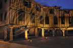 LAUTREC - Place Centrale vue de nuit : les couverts