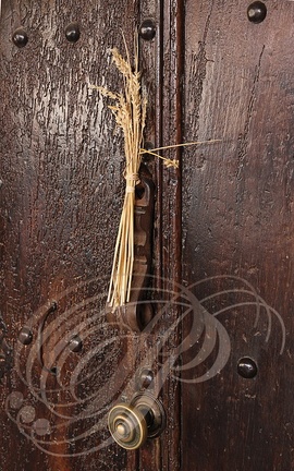 LAUTREC - fête du pain et du goût : épis de blé accrochés au heurtoir d'une porte (Place Centrale)