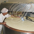 Fabrication de FROMAGE au lait de vache : cailllage du lait dans une cuve en cuivre (La Tome du Ramier à Montauban - 82)
