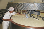 Fabrication de FROMAGE au lait de vache : cailllage du lait dans une cuve en cuivre (La Tome du Ramier à Montauban - 82)
