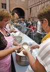 LAUTREC - fête du pain et du goût : distribution de la soupe à l'ail rose