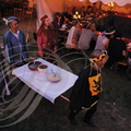 MONTANER - banquet médiéval au château de Gaston Fébus organisé par l'Association "Le Tailloir" : deuxième plat apporté aux convives