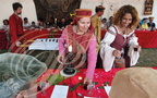 MONTANER - banquet médiéval au château de Gaston Fébus organisé par l'Association "Le Tailloir" : distribution de l'Hypocras pour commencer le repas